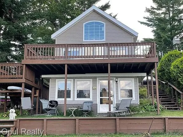 221 Bluegill Lake Rd, Harrison, MI 48625