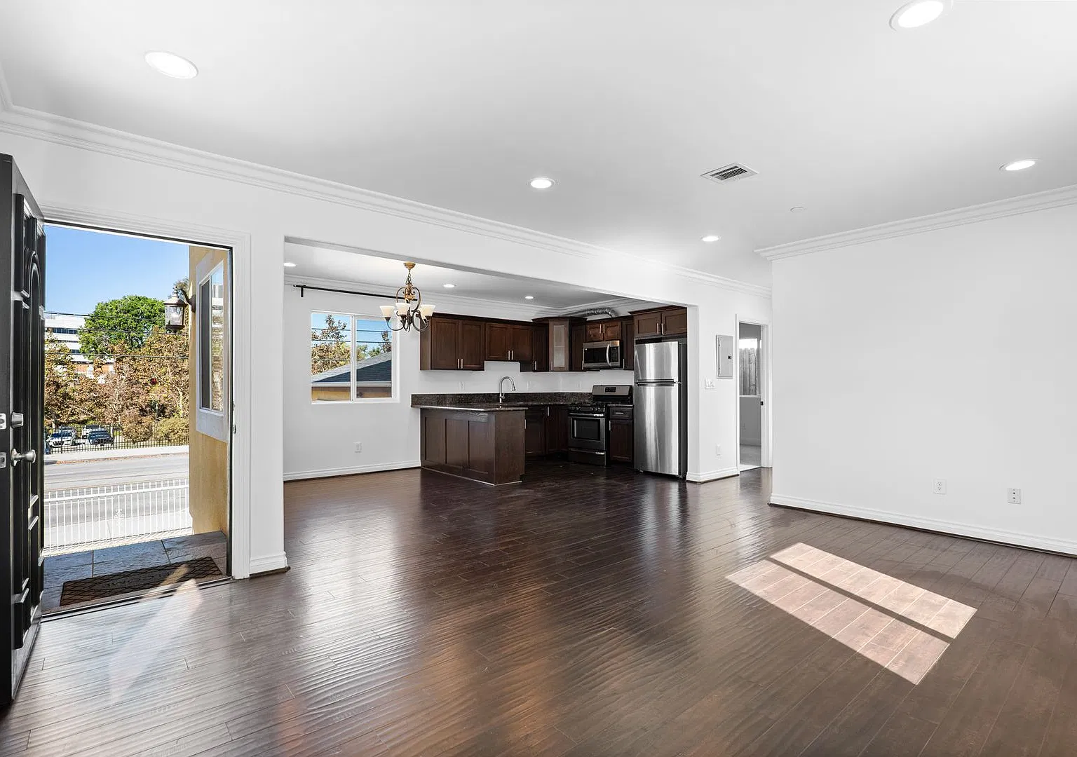 4 Bedroom / 3 Bath House with In-Unit Laundry & Private Garage! — Photo 4