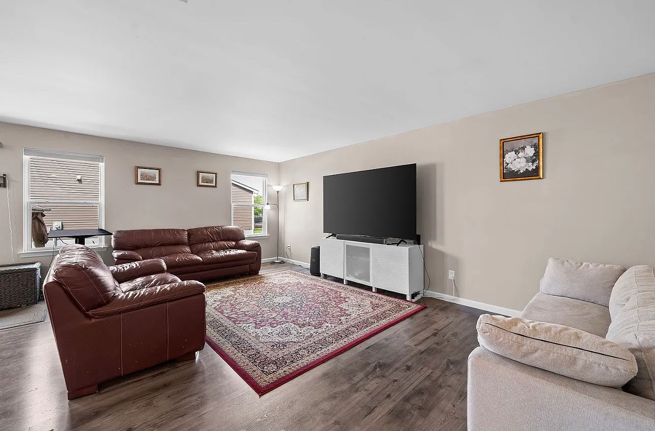 3 bed, 2366 sqft, $2,400 — Photo 4