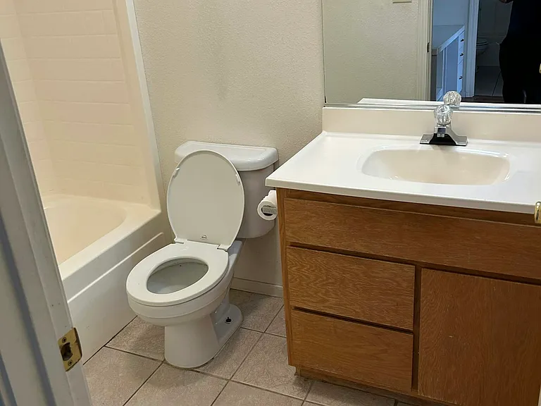 1011 Elizabeth Ln — Photo 2