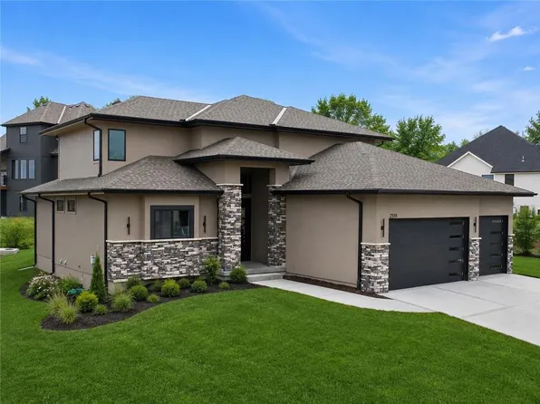 2531 NE Woodland Oak Cir, Lees Summit, MO 64086