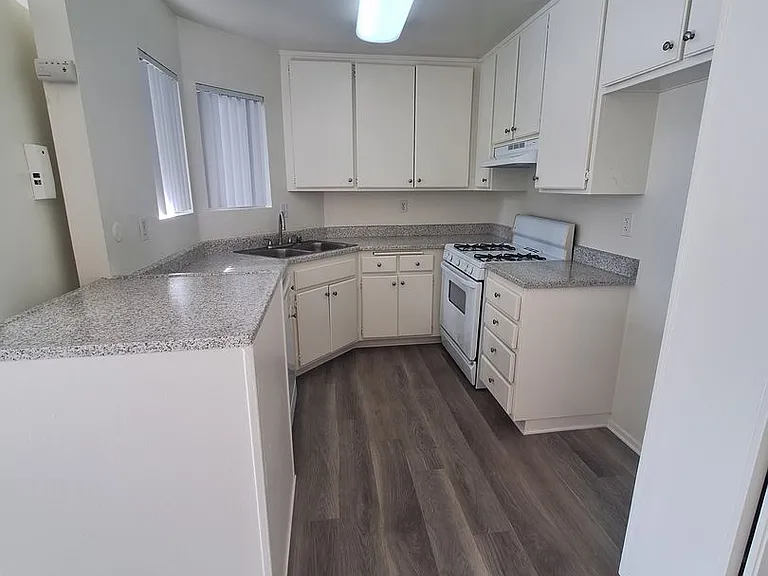489 S Chatham Cir — Photo 2