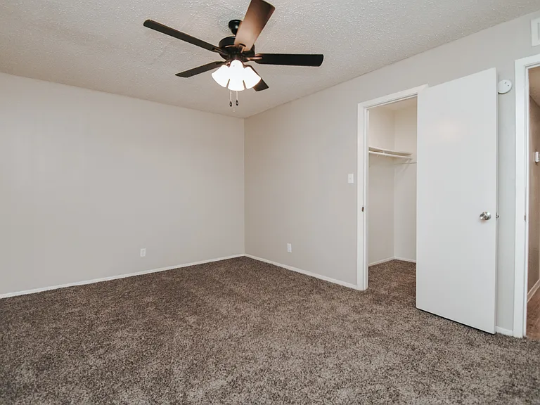 Parkwood Apartments — Photo 28