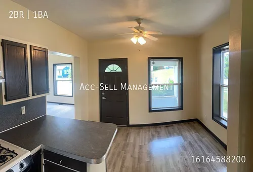 427 Leonard St NE Photo 1