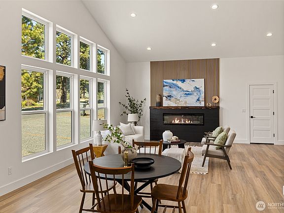 3rd image of 391 Ridge Loop Road