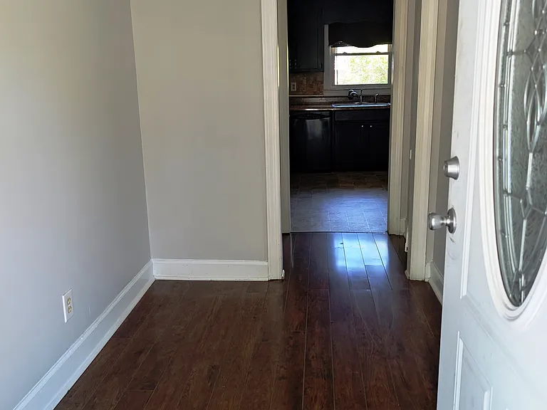 1601 Dartmore Dr N — Photo 2