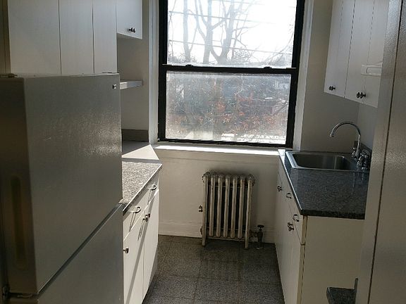 4th image of 32-34 Vanderburgh Ave #4