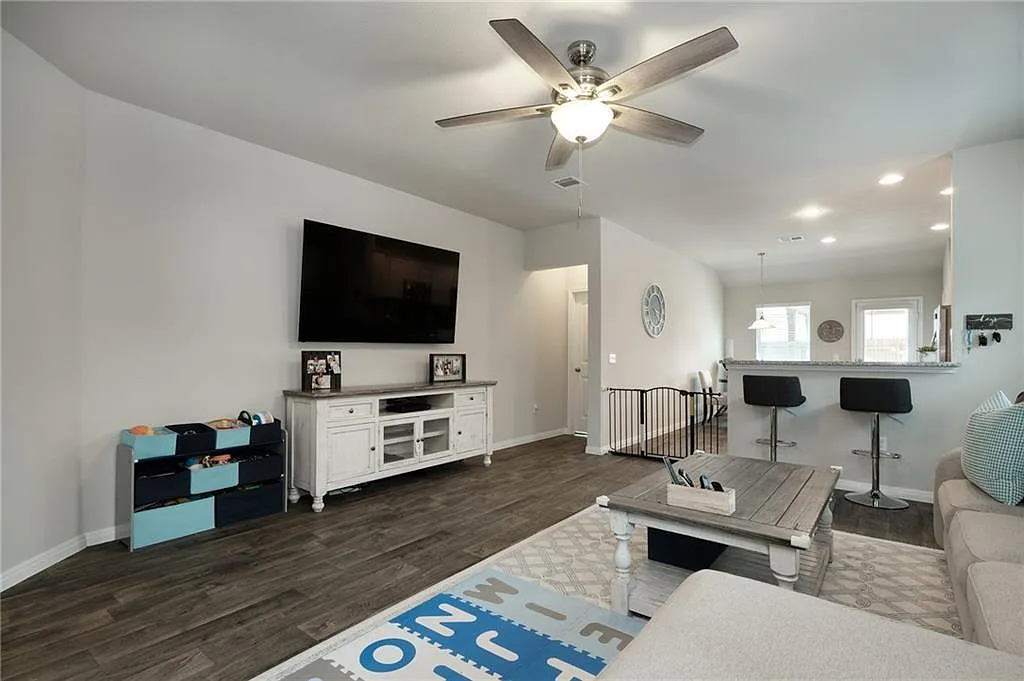 3 bed, 2.0 bath, 1413 sqft, $1,950 — Photo 3