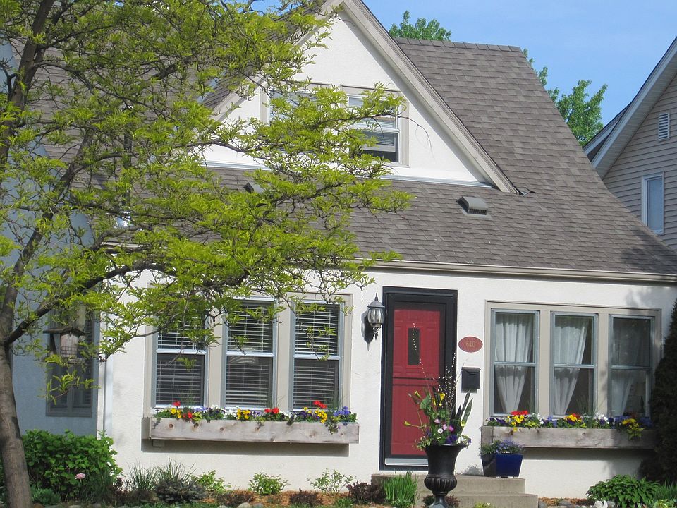 Cute, cozy, sunny! 