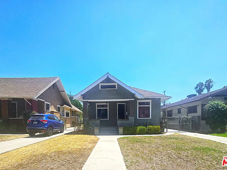 648 N Heliotrope Dr — Photo 2