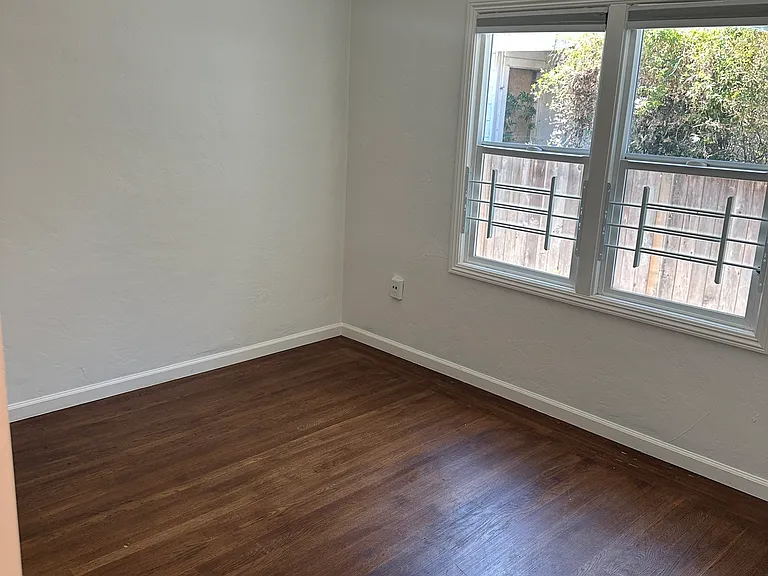 594 Victoria Ct — Photo 7
