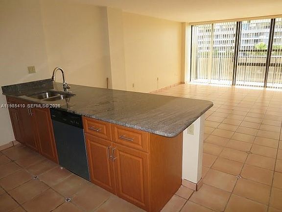 2nd image of 600 NE 36th St APT 517