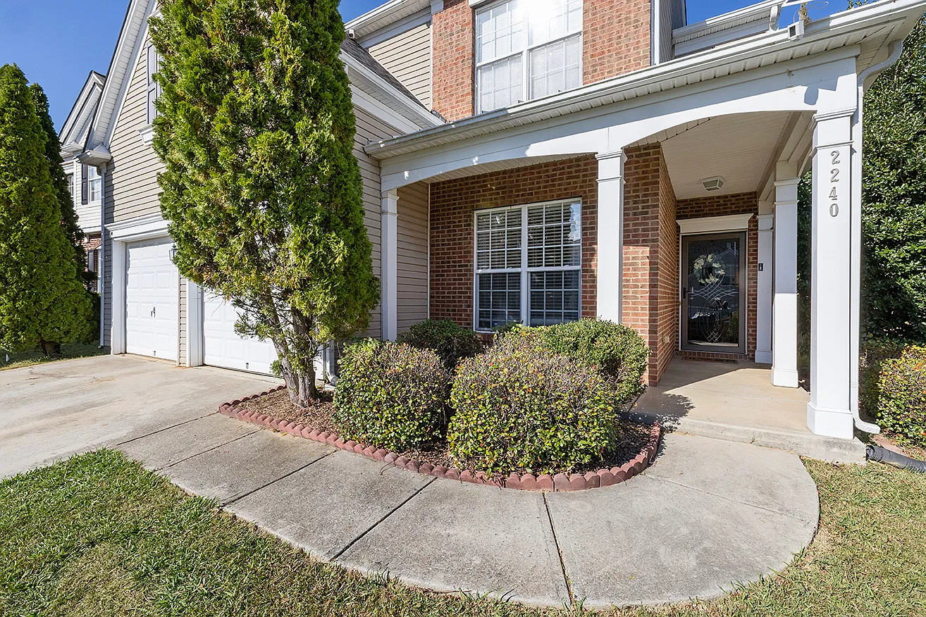 5 bed, 2.5 bath, 2361 sqft, $4,200 — Photo 2