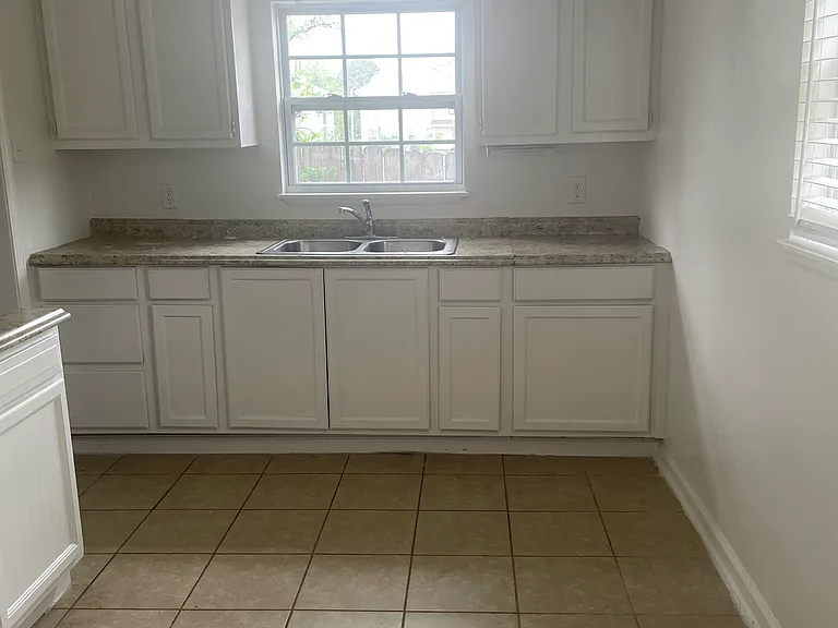 1724 Marion St — Photo 3