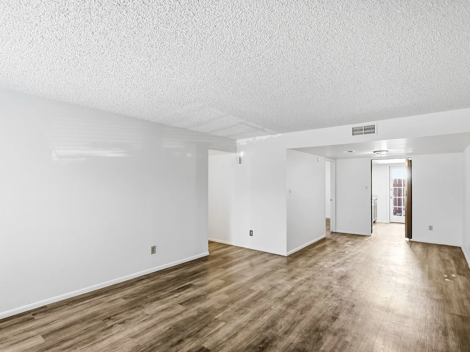 1927 E Hampton Ave — Photo 1