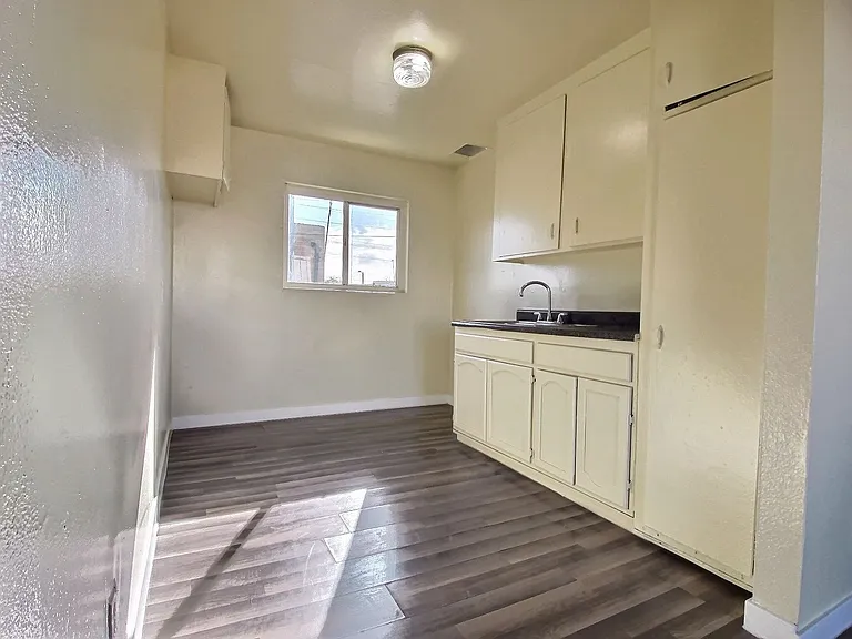 517 W 84th St — Photo 22