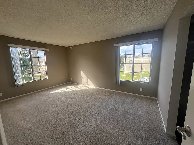 Versailles on the Lake Apartments — Photo 138