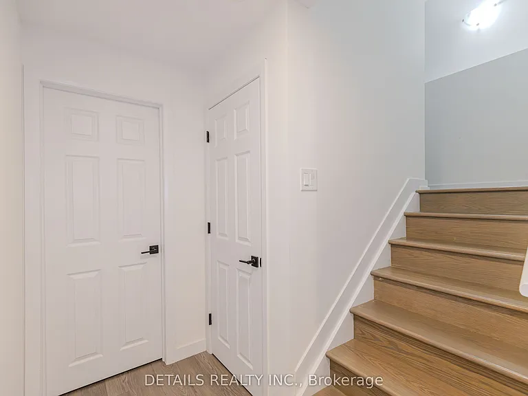 67 Viceroy Mews — Photo 33