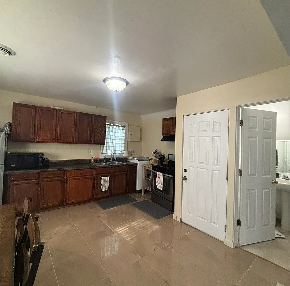 2 bed, 875 sqft, $1,550 — Photo 3