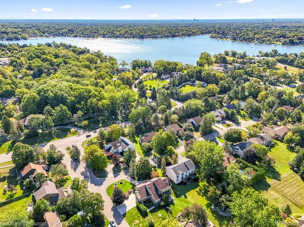 5084 Champlain Cir, West Bloomfield, MI 48323