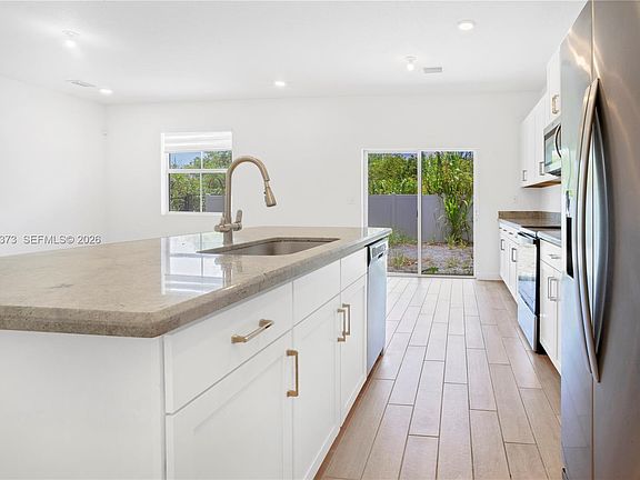 4th image of 846 SE 19th St #0