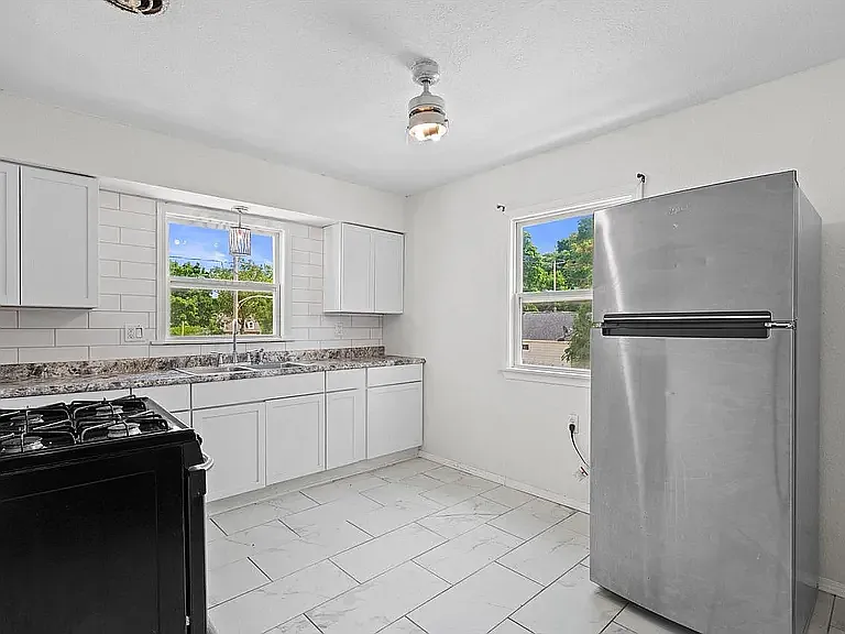 5400 N 53rd St #B — Photo 9