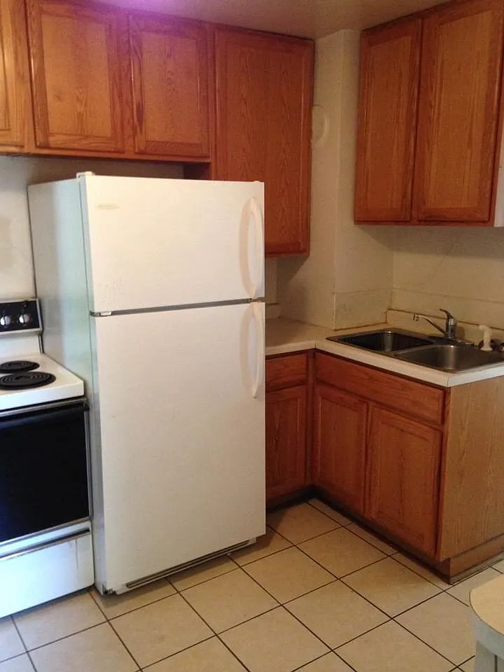 4 bed, 1.0 bath, 1060 sqft, $425 — Photo 3