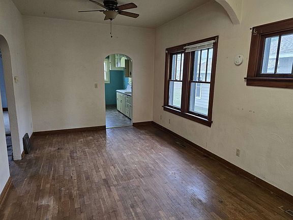 3rd image of 109 E 5th St