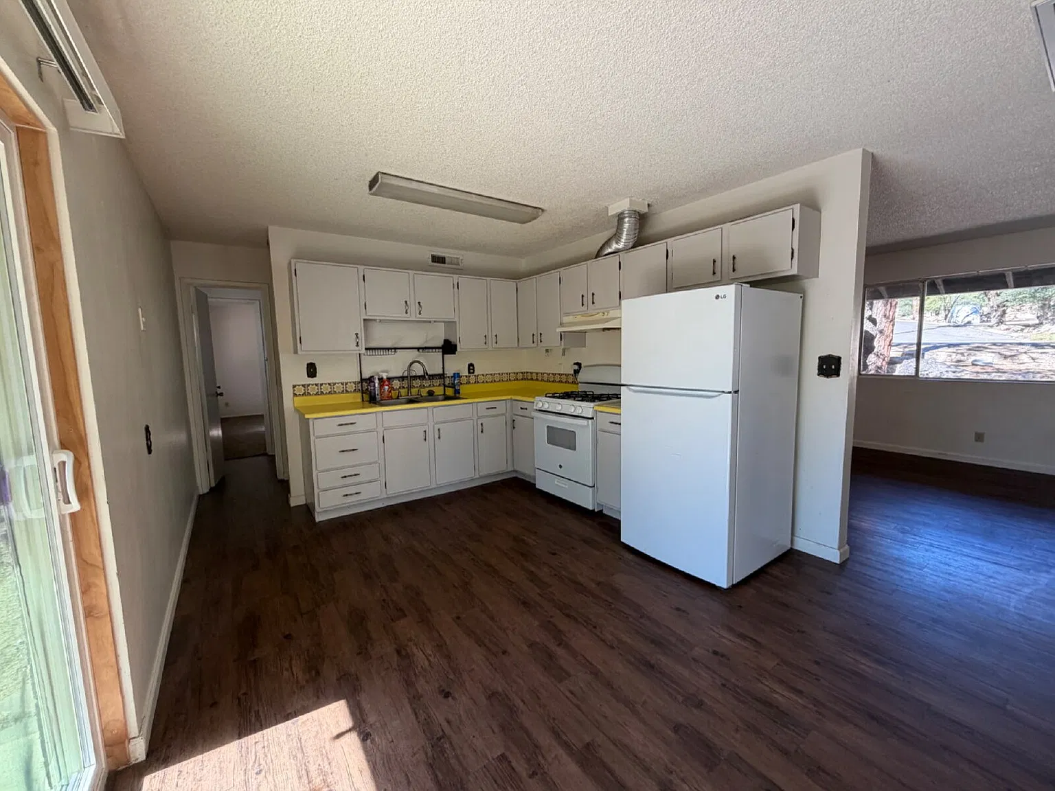 3 bed, 1.5 bath, 960 sqft, $1,950 — Photo 2