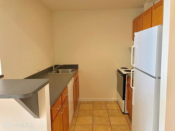 5th image of 2737 27th St APT 2E