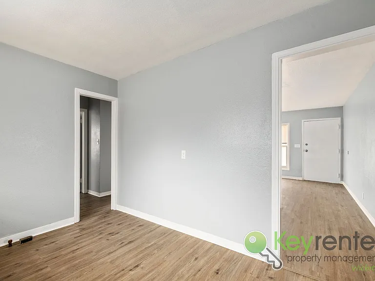 1338 N Volutsia Ave — Photo 10