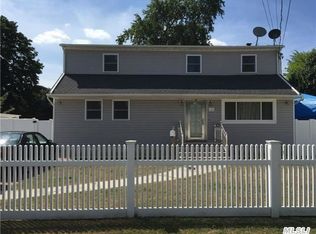 120 Gladys St, Lindenhurst, NY 11757