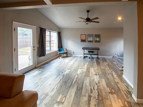 4th image of 2105 Pine Oak Dr
