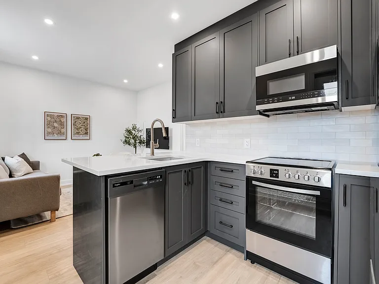 887 Somerset St W — Photo 29
