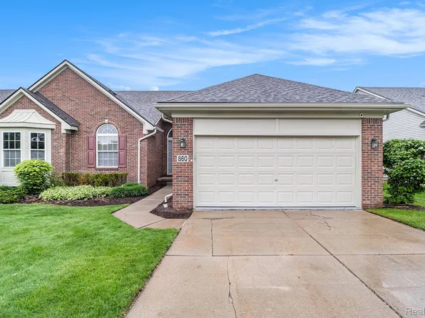 860 Woodhaven Dr, Walled Lake, MI 48390