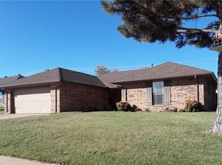 1029 NE 20th St, Moore, OK 73160