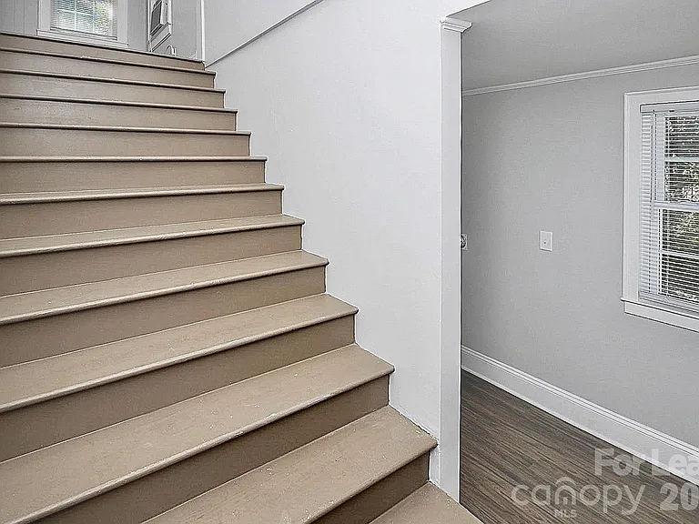 521 W 6th Ave — Photo 2