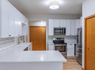 1122 Crystal Pl W, Chaska, MN 55318