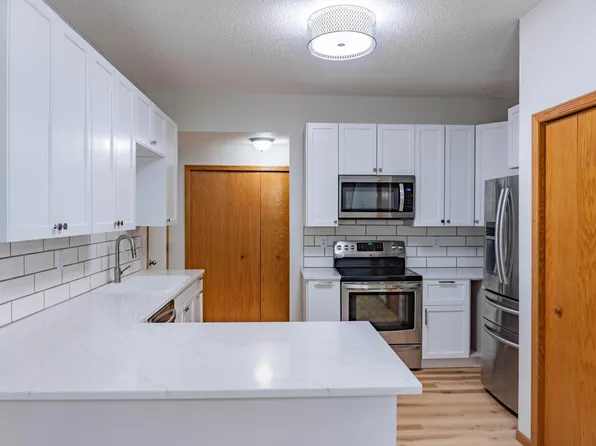 1122 Crystal Pl W, Chaska, MN 55318