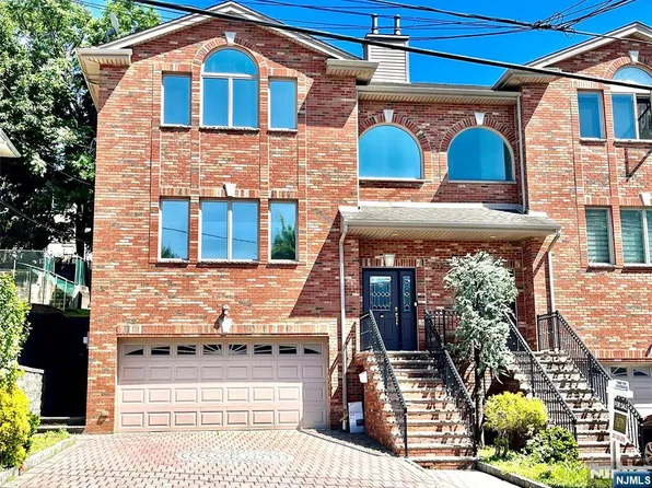 212 7th St #A, Palisades Park, NJ 07650