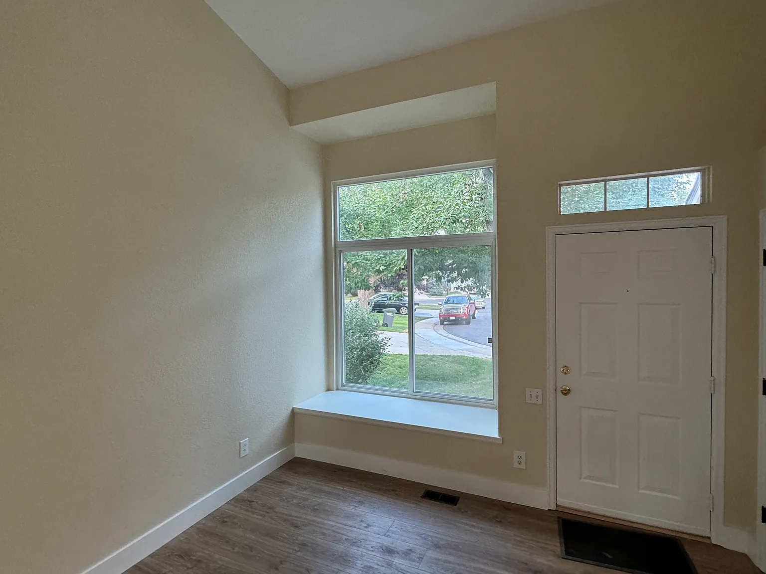 877 Lilac Pl — Photo 2