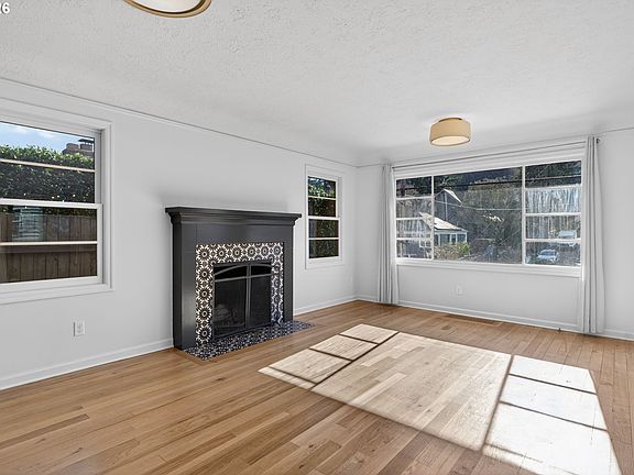 4th image of 4225 SE Woodward St