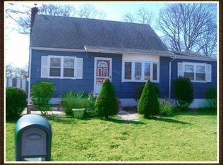 184 Robinwood Dr, Shirley, NY 11967