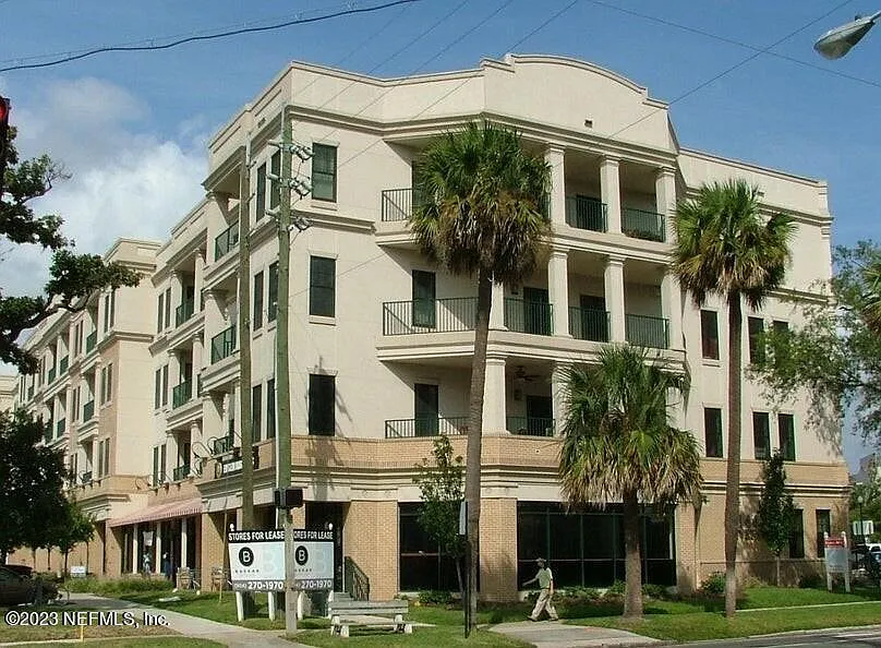 1661 Riverside Ave #402