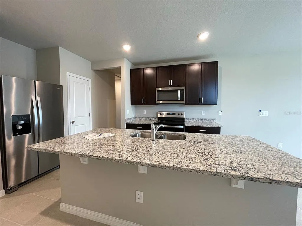 3 bed, 2.0 bath, 1288 sqft, $2,100 — Photo 3