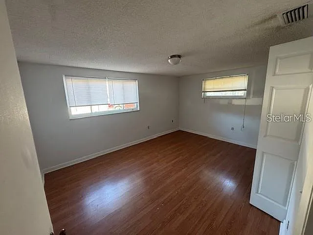 3 bed, 2.0 bath, 1699 sqft, $2,100 — Photo 2