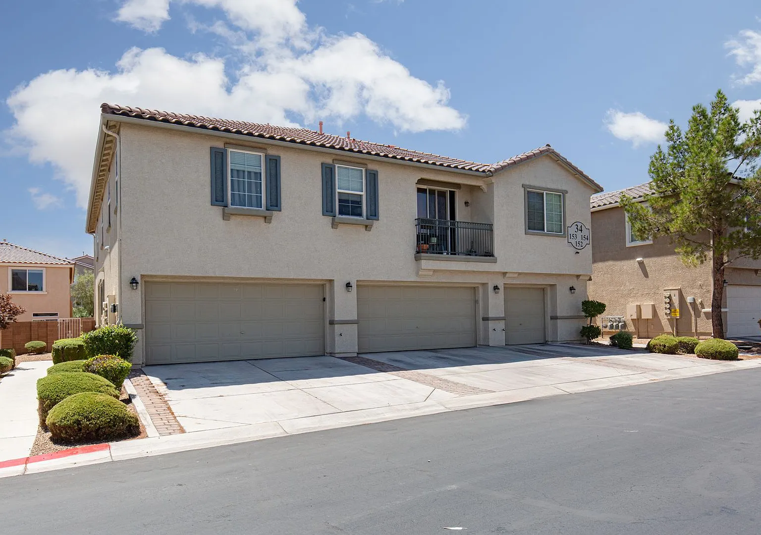 Townhome with yard, 3 br and 2 garage in gated SW community near the 215 — Photo 2