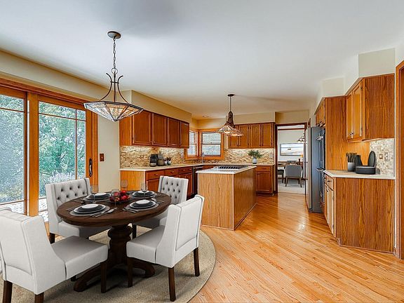 5th image of 1615 Crowfoot Cir S