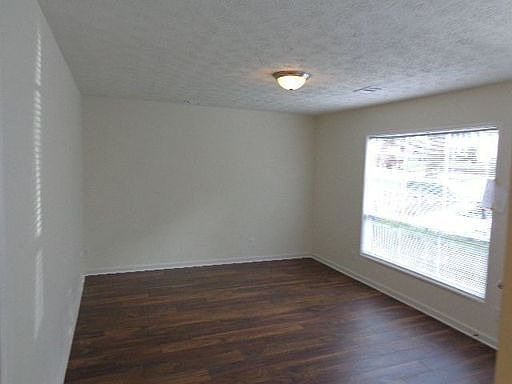 4th image of 3922 Red Oak Dr