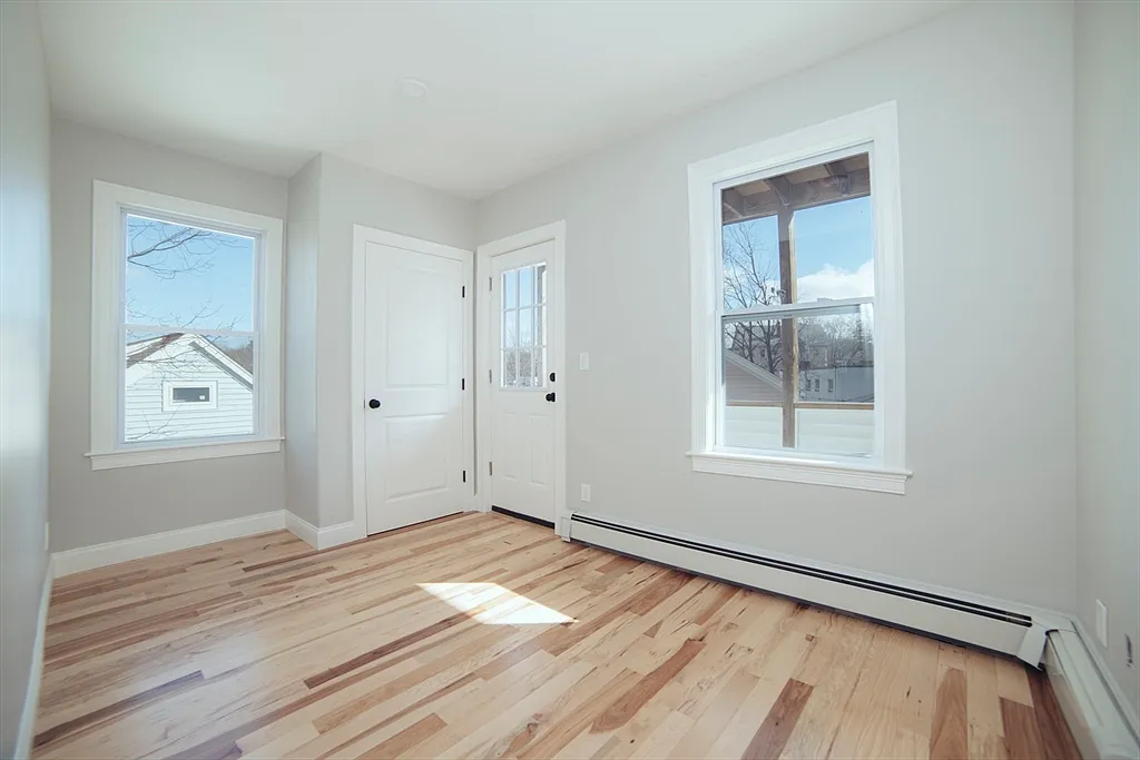 3 bed, 1.5 bath, 9999 sqft, $3,750 — Photo 2